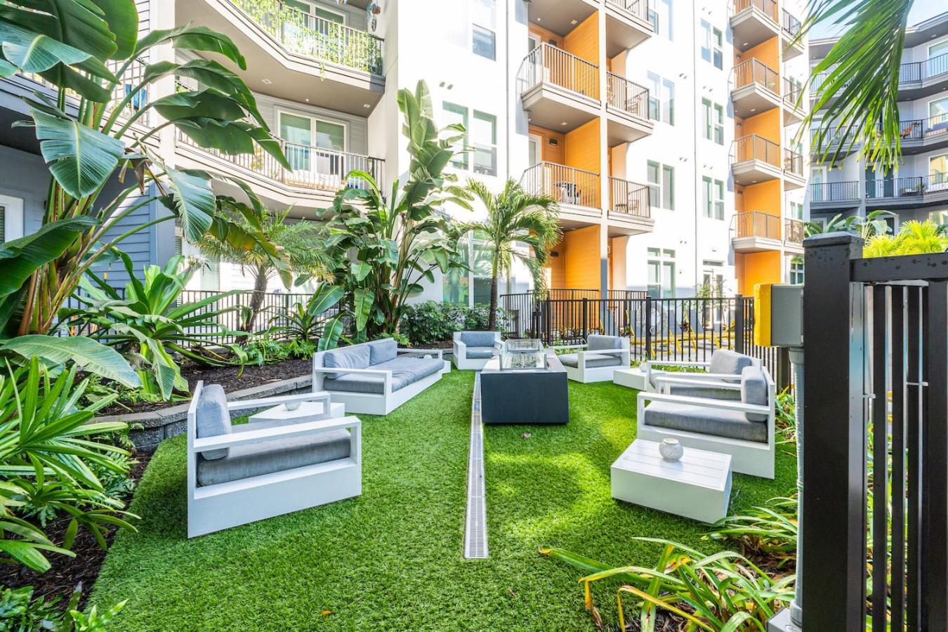 Tropical Field 1 Bed In Downtown With Free Parking Apartment St. Petersburg Ngoại thất bức ảnh