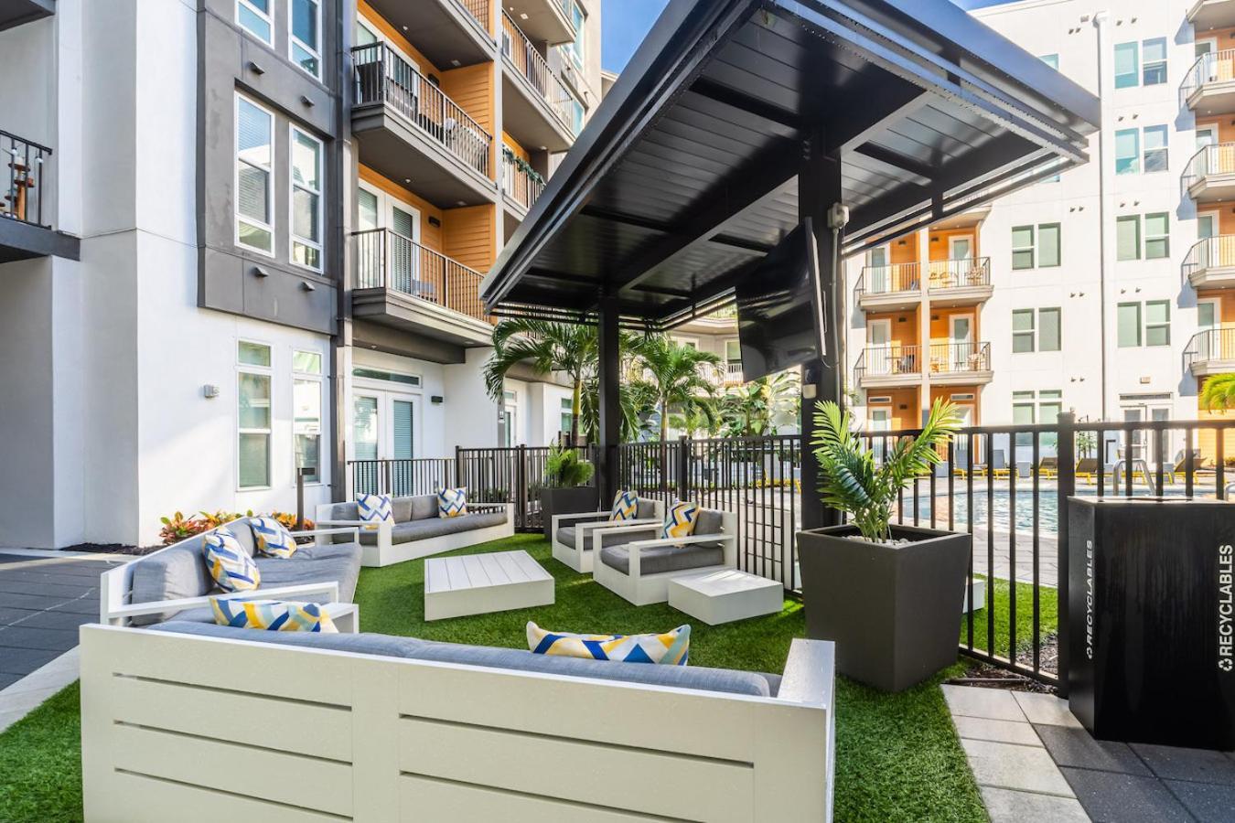 Tropical Field 1 Bed In Downtown With Free Parking Apartment St. Petersburg Ngoại thất bức ảnh