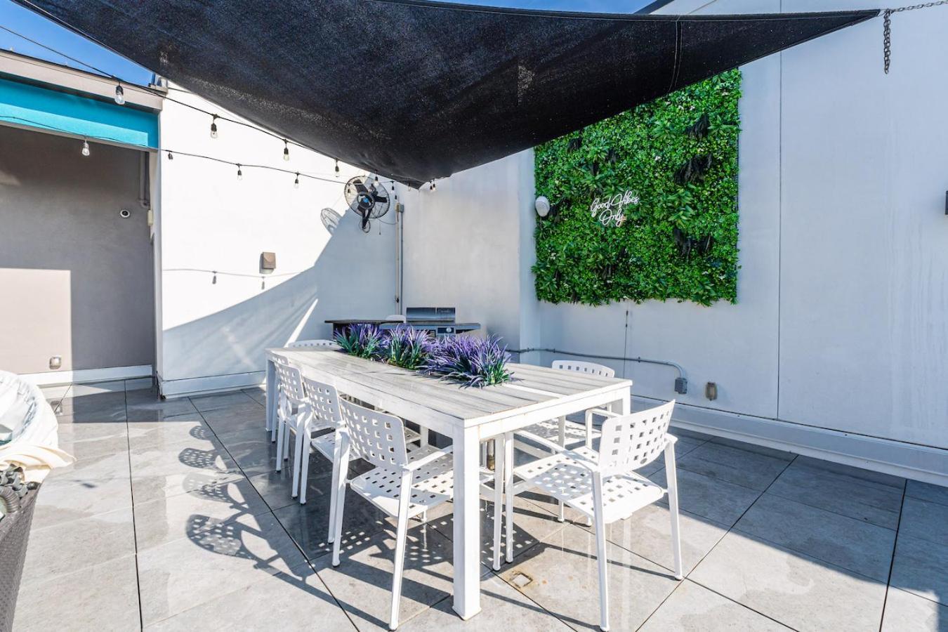 Tropical Field 1 Bed In Downtown With Free Parking Apartment St. Petersburg Ngoại thất bức ảnh
