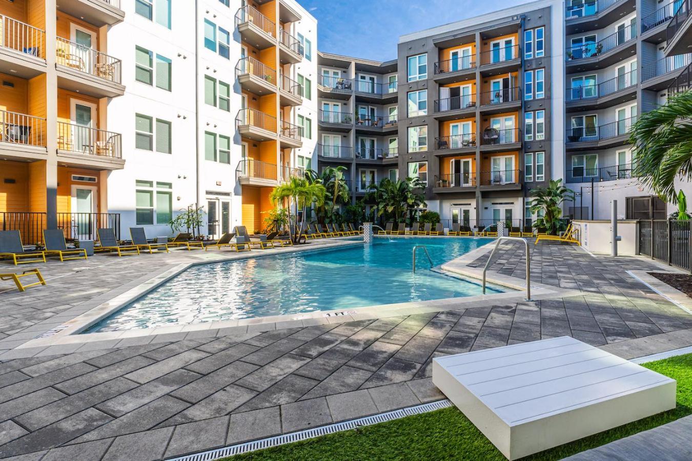 Tropical Field 1 Bed In Downtown With Free Parking Apartment St. Petersburg Ngoại thất bức ảnh