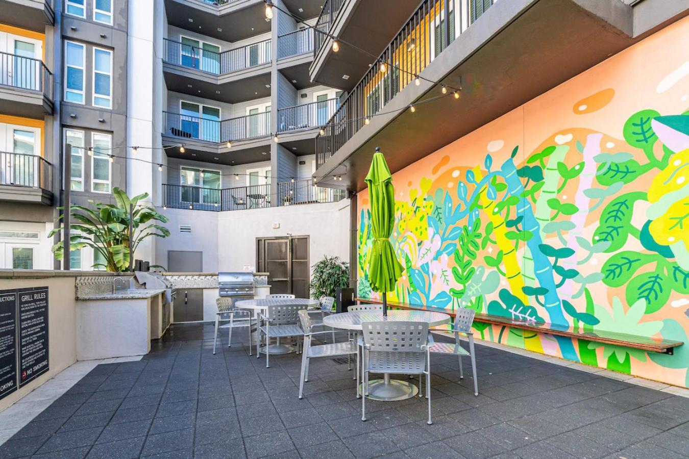 Tropical Field 1 Bed In Downtown With Free Parking Apartment St. Petersburg Ngoại thất bức ảnh