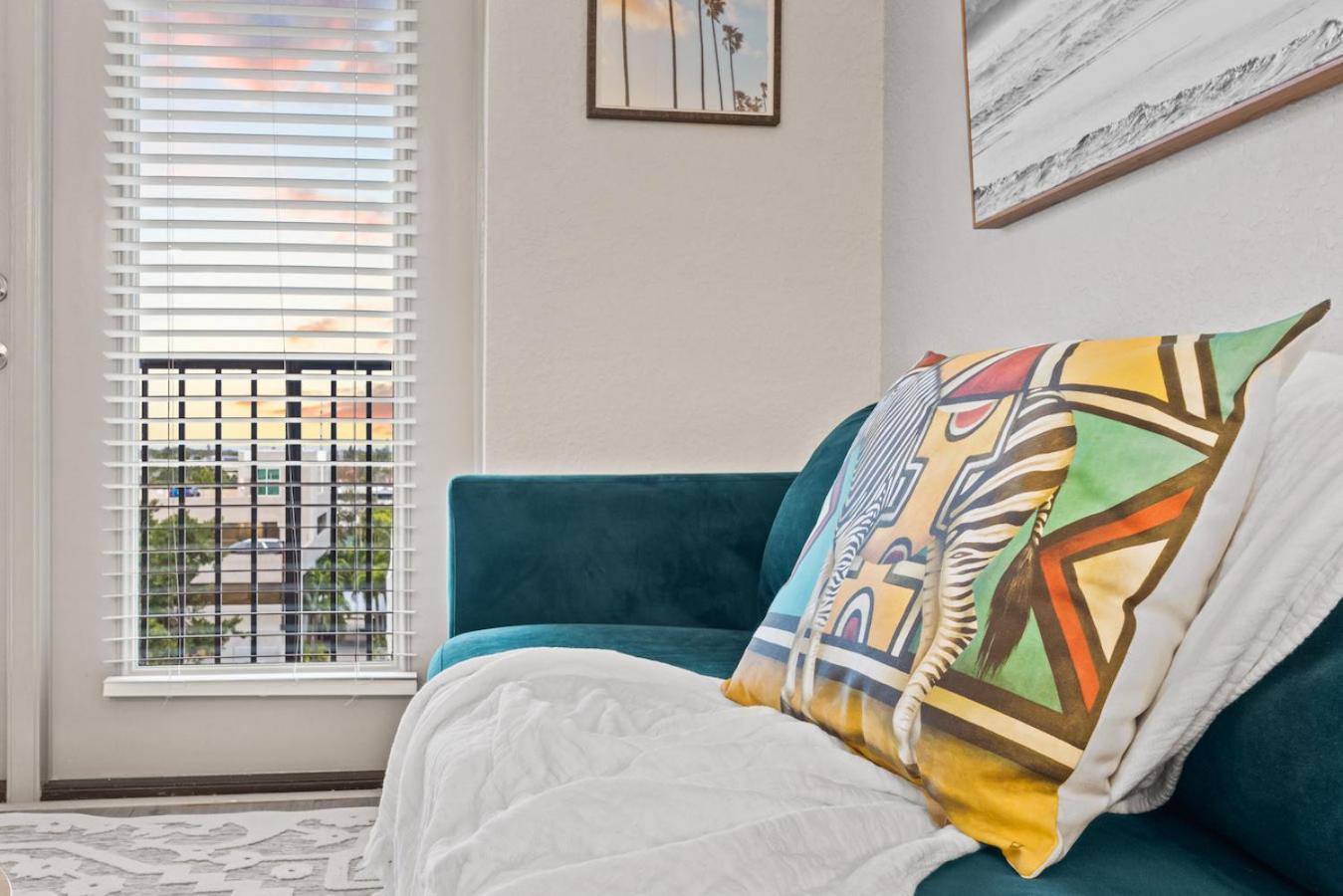 Tropical Field 1 Bed In Downtown With Free Parking Apartment St. Petersburg Ngoại thất bức ảnh