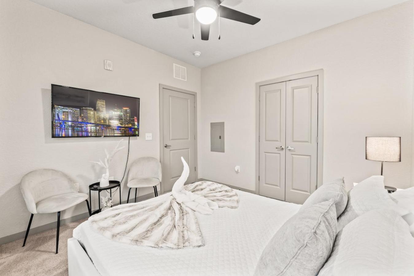 Tropical Field 1 Bed In Downtown With Free Parking Apartment St. Petersburg Ngoại thất bức ảnh