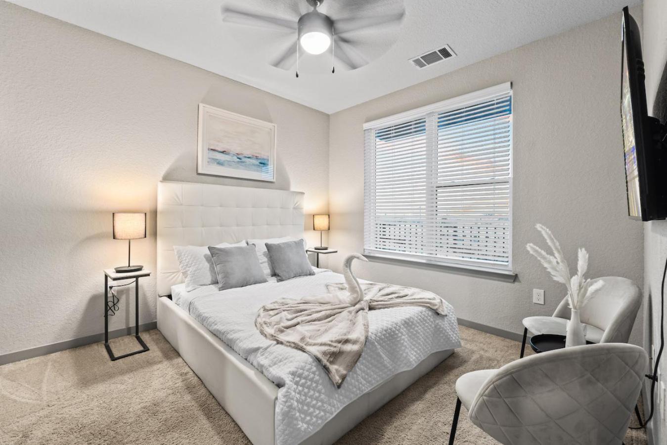 Tropical Field 1 Bed In Downtown With Free Parking Apartment St. Petersburg Ngoại thất bức ảnh