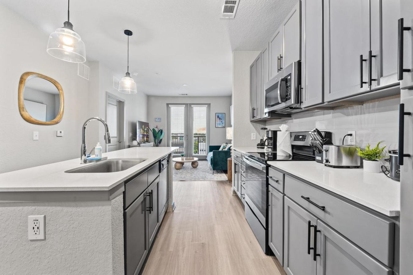 Tropical Field 1 Bed In Downtown With Free Parking Apartment St. Petersburg Ngoại thất bức ảnh