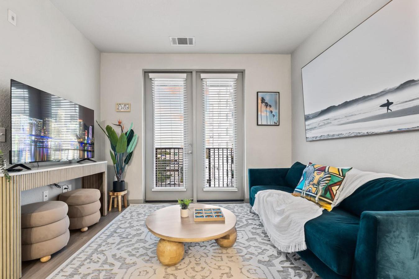 Tropical Field 1 Bed In Downtown With Free Parking Apartment St. Petersburg Ngoại thất bức ảnh