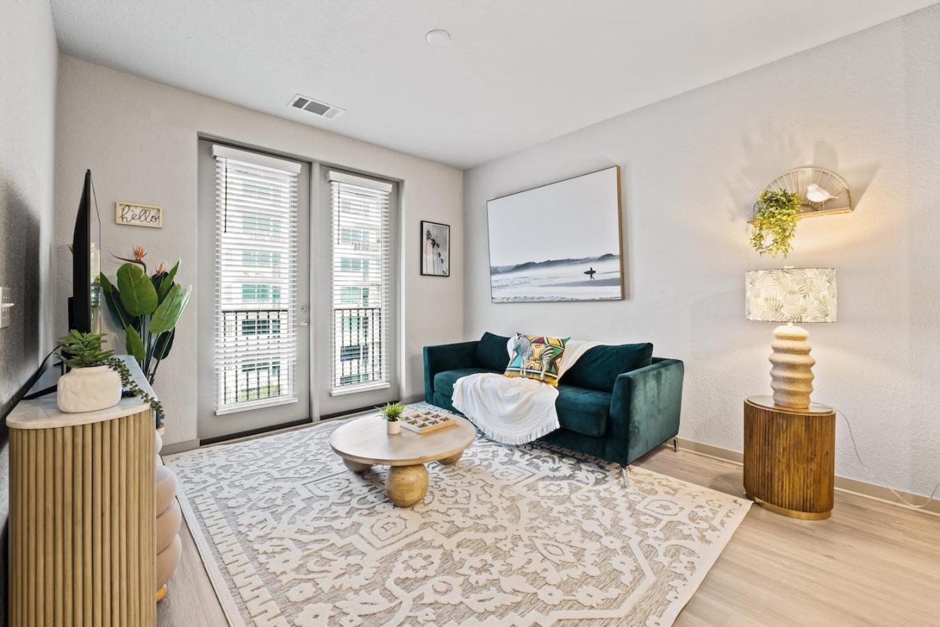 Tropical Field 1 Bed In Downtown With Free Parking Apartment St. Petersburg Ngoại thất bức ảnh