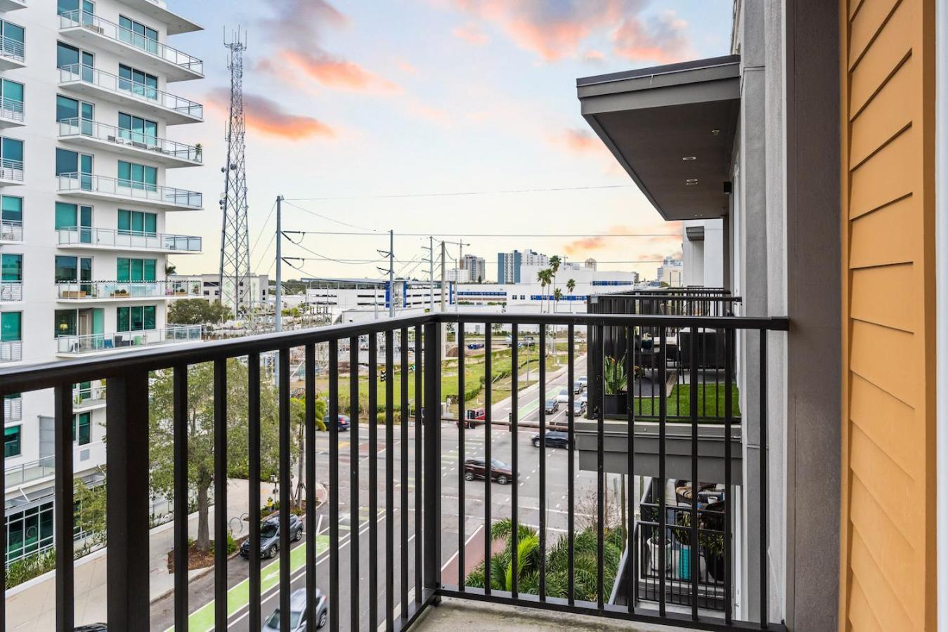 Tropical Field 1 Bed In Downtown With Free Parking Apartment St. Petersburg Ngoại thất bức ảnh