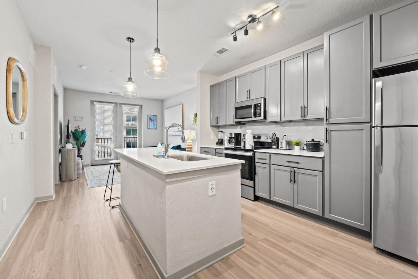 Tropical Field 1 Bed In Downtown With Free Parking Apartment St. Petersburg Ngoại thất bức ảnh